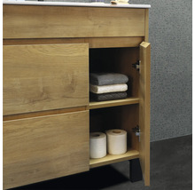 Meuble sous-vasque avec porte ouverte, serviettes et papier toilette