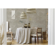 Gemütliches Esszimmer mit Tisch, Stühlen, Dekoration und Rattanlampen