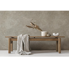 Holzbank mit Dekoration und Stofftuch