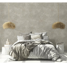 Helles Schlafzimmer mit Doppelbett, Kissen und zwei Hängelampen