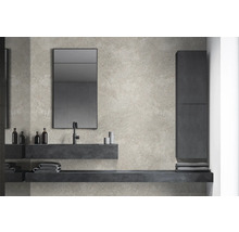 Badezimmer mit Waschbecken, Spiegel und Aufbewahrungsmöbeln