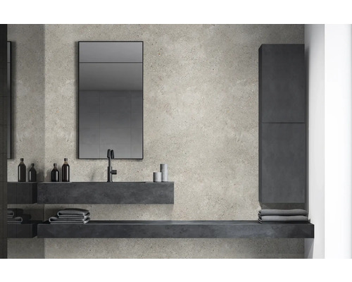 Badezimmer mit Waschbecken, Spiegel und Aufbewahrungsmöbeln