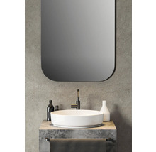 Modernes Badezimmerensemble mit Aufsatzwaschbecken, Armatur und Spiegel