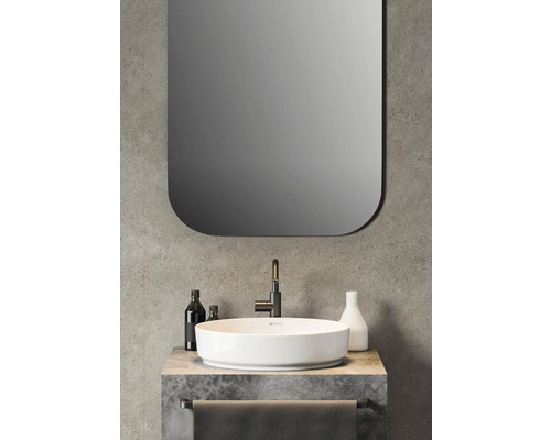 Modernes Badezimmerensemble mit Aufsatzwaschbecken, Armatur und Spiegel