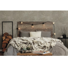 Gemütliches Schlafzimmer mit Holzbett, Lichterkette und dekorativen Elementen