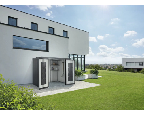 Metall-Geräteschrank mit geöffneten Flügeltüren vor einem modernen Haus mit Rasenfläche