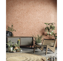 Salon avec commode, chaise, tapis et décoration murale