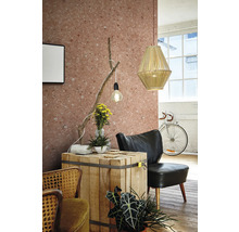 Pièce décorative avec meubles en bois, lampe et vélo devant la fenêtre