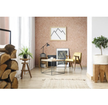 Salon avec papier peint en liège, fauteuil, table et décorations.