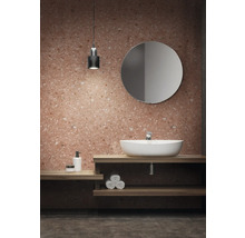 Salle de bains moderne avec vasque à poser, miroir et carrelage mural en terrazzo