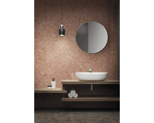 Salle de bains moderne avec vasque à poser, miroir et carrelage mural en terrazzo