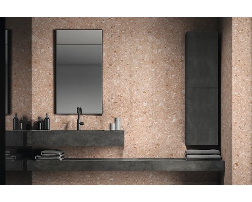 Salle de bains moderne avec carrelage terrazzo sur les murs et le sol, meuble-lavabo avec miroir et serviettes