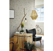 Dekorative Inneneinrichtung mit Holzmöbeln, Hängelampe und Zimmerpflanzen in einem hellen Raum.