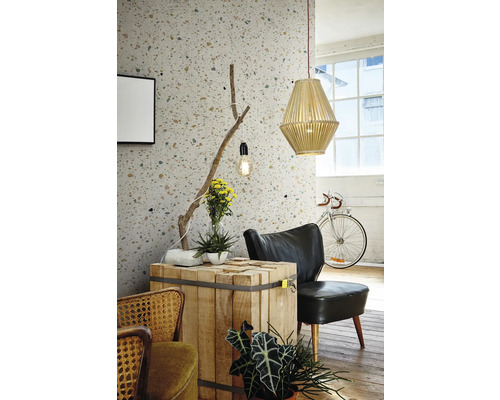 Dekorative Inneneinrichtung mit Holzmöbeln, Hängelampe und Zimmerpflanzen in einem hellen Raum.