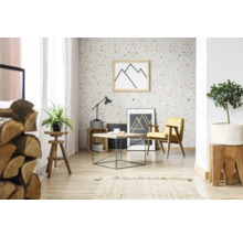 Heller Wohnraum mit Terrazzo Tapete, Holzmöbeln und dekorativen Elementen für ein gemütliches Ambiente.