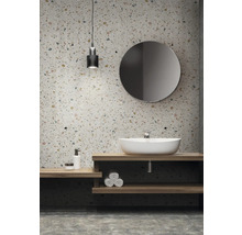 Modernes Badezimmer mit Terrazzo-Fliesen, Waschtisch, Spiegel und Beleuchtung