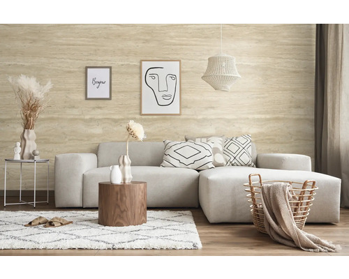 Wohnzimmer mit Sofa, Couchtisch, Teppich und Dekorationsartikeln für eine gemütliche Atmosphäre