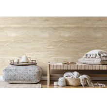 Wohnzimmer mit Travertin Tapete, Sitzkissen und Holzbank für eine helle und freundliche Atmosphäre.