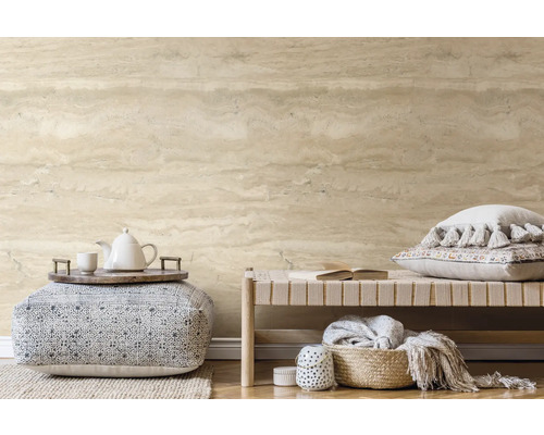 Wohnzimmer mit Travertin Tapete, Sitzkissen und Holzbank für eine helle und freundliche Atmosphäre.