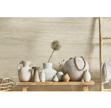 Dekorative Vasen und eine Leiter aus Bambus vor einer Wand mit horizontalem Muster