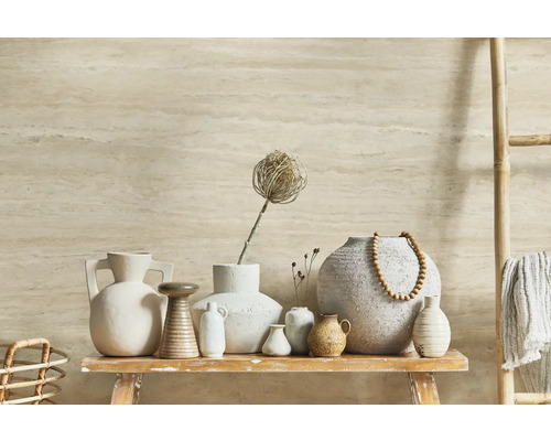 Dekorative Vasen und eine Leiter aus Bambus vor einer Wand mit horizontalem Muster