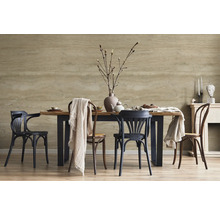 Esszimmer mit Esstisch, Stühlen, Geschirr, Vase und Dekoration in hellem Ambiente