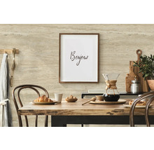 Einrichtungsidee mit Esstisch, Stühlen und Wanddekoration im Esszimmer