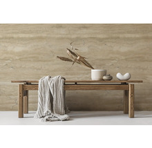 Holzbank mit Dekorationselementen und einer gefalteten Decke