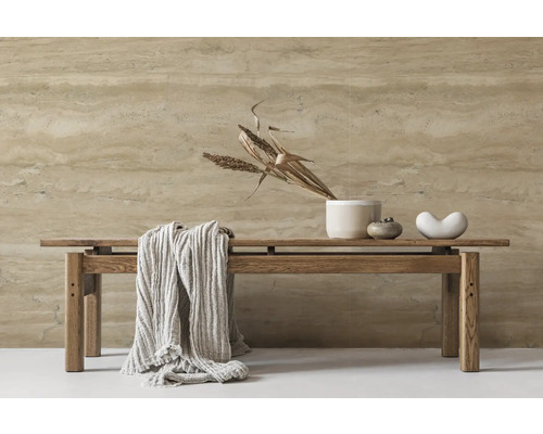 Holzbank mit Dekorationselementen und einer gefalteten Decke