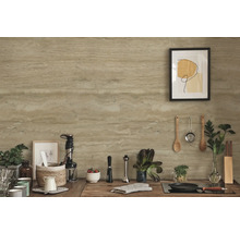 Küchenszene mit Küchenutensilien und Dekoration auf einer Holzoberfläche