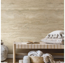 Dekoratives Interieur mit Sitzbank, Kissen und dekorativer Wandgestaltung.