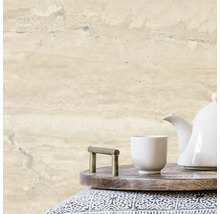 Wandgestaltung mit Travertinfliesen, Teekanne und Tasse