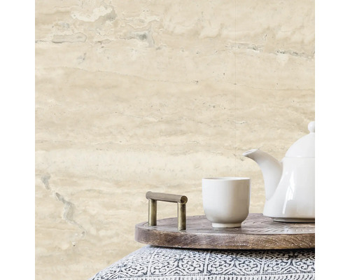 Wandgestaltung mit Travertinfliesen, Teekanne und Tasse