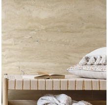 Wandgestaltung mit Travertinplatten, Bank mit Kissen und Buch
