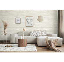 Wohnzimmer mit Sofa, Tisch und Dekoration