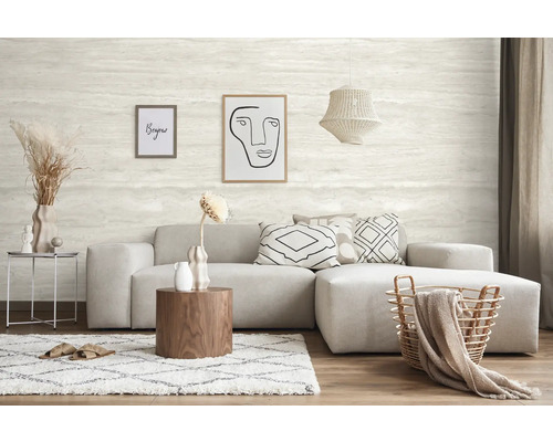 Wohnzimmer mit Sofa, Tisch und Dekoration