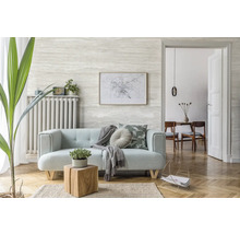 Wohnzimmer mit Sofa, Heizkörper, Beistelltisch und Wanddekoration