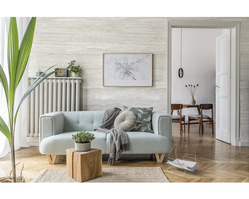 Wohnzimmer mit Sofa, Heizkörper, Beistelltisch und Wanddekoration