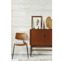 Wohnszene mit Holzstuhl, Büchern, Kommode, Skulptur und Dekoartikeln