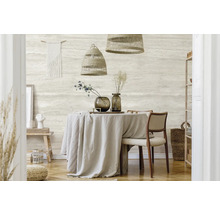 Dekoratives Esszimmer mit Tisch, Stühlen, Beleuchtung und Wanddekoration für eine gemütliche Atmosphäre.