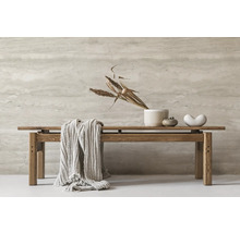 Holzbank mit Dekorationsobjekten und Textildecke