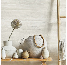 Dekorative Vasen und Accessoires auf einem Regal vor einer Wand