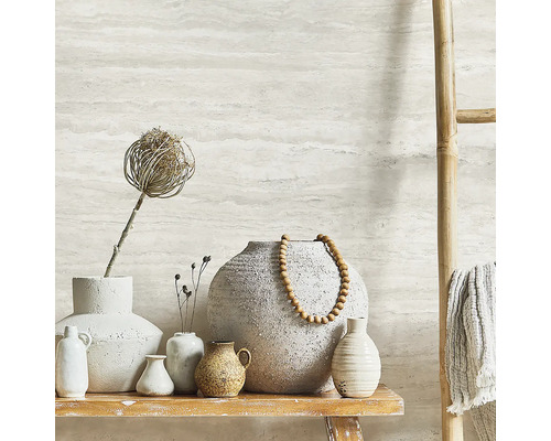 Dekorative Vasen und Accessoires auf einem Regal vor einer Wand