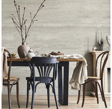 Esszimmer mit Esstisch, Stühlen, Vase und Dekoration