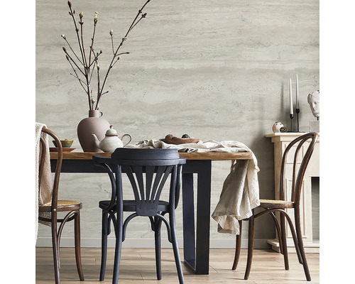 Esszimmer mit Esstisch, Stühlen, Vase und Dekoration