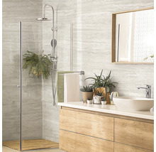 Modernes Badezimmer mit Dusche, Waschtisch und Spiegel