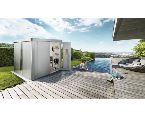 Modernes Gartenhaus mit geöffneter Tür neben einem Swimmingpool und einer Holzterrasse