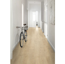 Couloir lumineux avec sol stratifié imitation bois et un vélo contre le mur