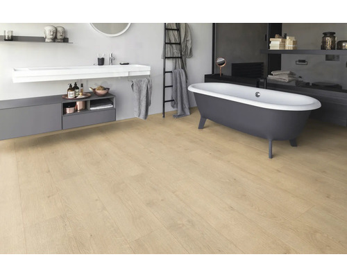 Salle de bains avec baignoire îlot, lavabo et plancher en bois clair