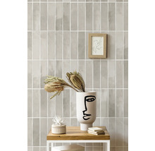 Wandgestaltung mit rechteckigen Fliesen in einem hellen Farbton